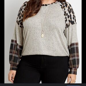 Stylish Gray Sweater with Leopard Print Sleeves